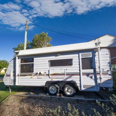 2011 Windsor Genisis Poptop 2 Berths Semi off road